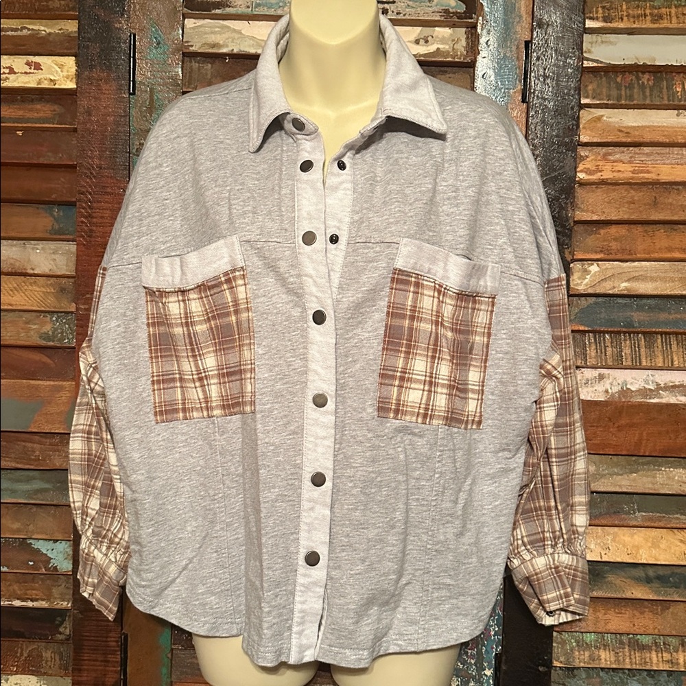 🚨Listicle Light Gray jacket with plaid sleeves medium lightweight